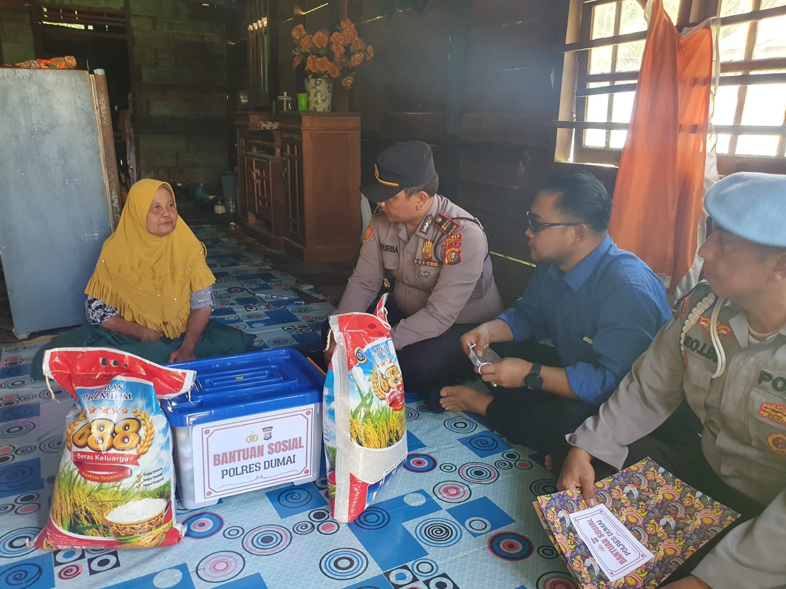 Bakti Sosial Polsek Sungai Sembilan, Berikan Bantuan Sosial Kepada Masyarakat